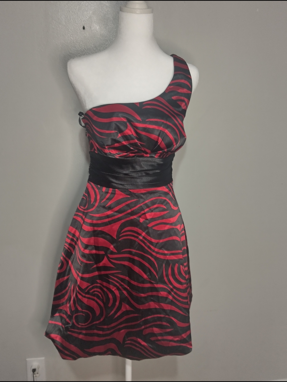 Vintage Jump One-Shoulder Red and Black Swirl Cocktail Dress